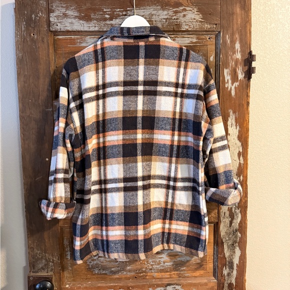 Oversized Plaid Button-Up Flannel Shirt - Picture 2 of 5